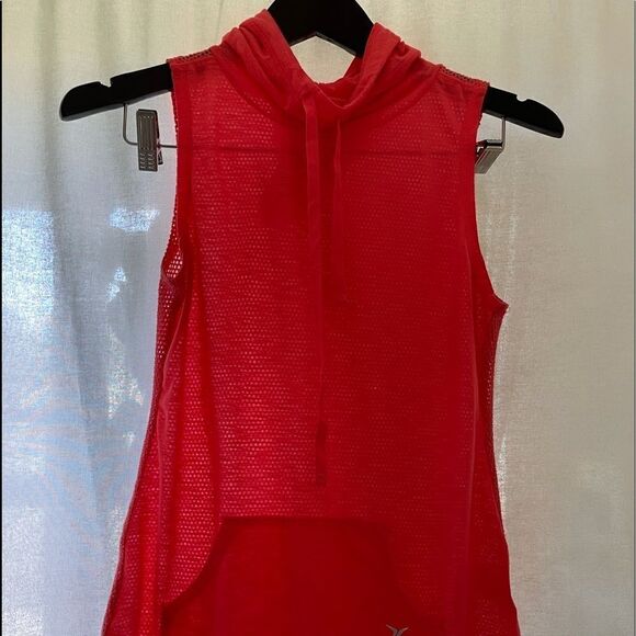 Old navy active Top - Picture 3 of 10